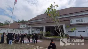 Aksi unjukrasa Mahasiswa di depan Kantor DPRD Kabupaten Sukabumi. Seinin (6/4/2026). (Sumber: SU/Ilyas Supendi)