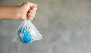 Ilustrasi bahaya plastik bagi lingkungan dan kesehatan (Sumber : freepik/@jcomp)