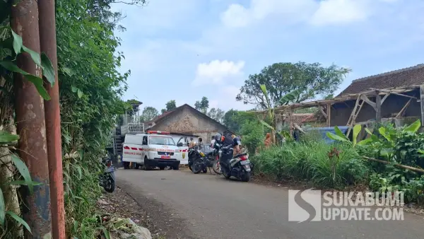 Tim medis di rumah korban korban. Warga Sukabumi dibacok ODGJ (Sumber: sukabumiupdate)