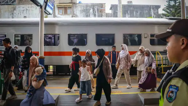 Suasana di Stasiun Sukabumi saat long weekend Paskah 2026. (Sumber Foto: Dok. PT KAI)
