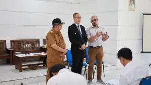 Wali Kota Sukabumi Ayep Zaki dan pihak Nusa Putra saat meninjau tes akadameik seleksi beasiswa ke Universitas Nusa Putra, Senin (6/4/2026) | Foto : Dokpim