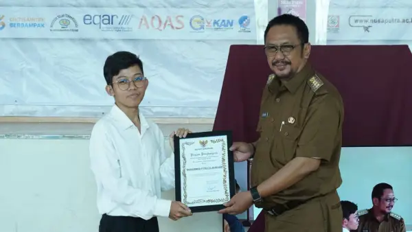 Bupati Sukabumi Asep Japar saat memberikan beasiswa secara simbolis kepada perwakilan peserta, Selasa (7/4/2026) | Foto : @pemkab sukabumi