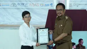 Bupati Sukabumi Asep Japar saat memberikan beasiswa secara simbolis kepada perwakilan peserta, Selasa (7/4/2026) | Foto : @pemkab sukabumi