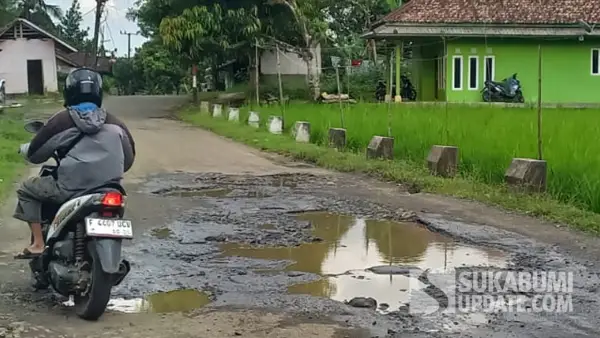 Kondisi jalan ruas Sukabumi-Sagaranten-Tegalbuleud yang nampak rusak. (Sumber: SU/Ragil Gilang)