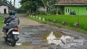 Kondisi jalan ruas Sukabumi-Sagaranten-Tegalbuleud yang nampak rusak. (Sumber: SU/Ragil Gilang)