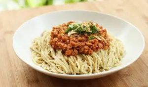 Resep Mie Ayam Rica, Hidangan Gurih Pedas Untuk Keluarga yang Bikin Ketagihan (Sumber : Youtube | Devina Hermawan)