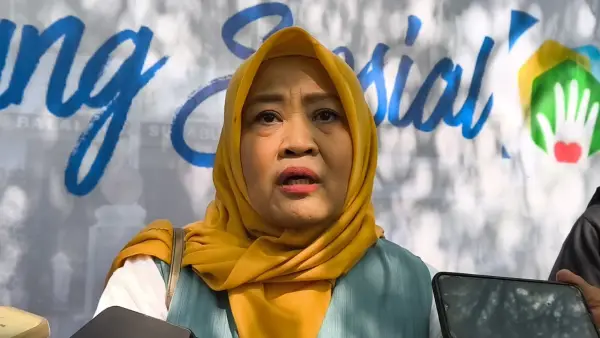 Kepala Dinas Sosial Provinsi Jawa Barat, Noneng Komara Nengsih saat diwawancarai di Sukabumi. Selasa (7/4/2026). (Sumber: Istimewa)