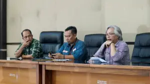 Kepala Distanhorti Jabar Dadan Hidayat (kanan) dalam rapat Koordinasi dan Evaluasi Capaian LTT padi, jagung, dan kedelai. (Sumber : IG Distanhorti Jabar)