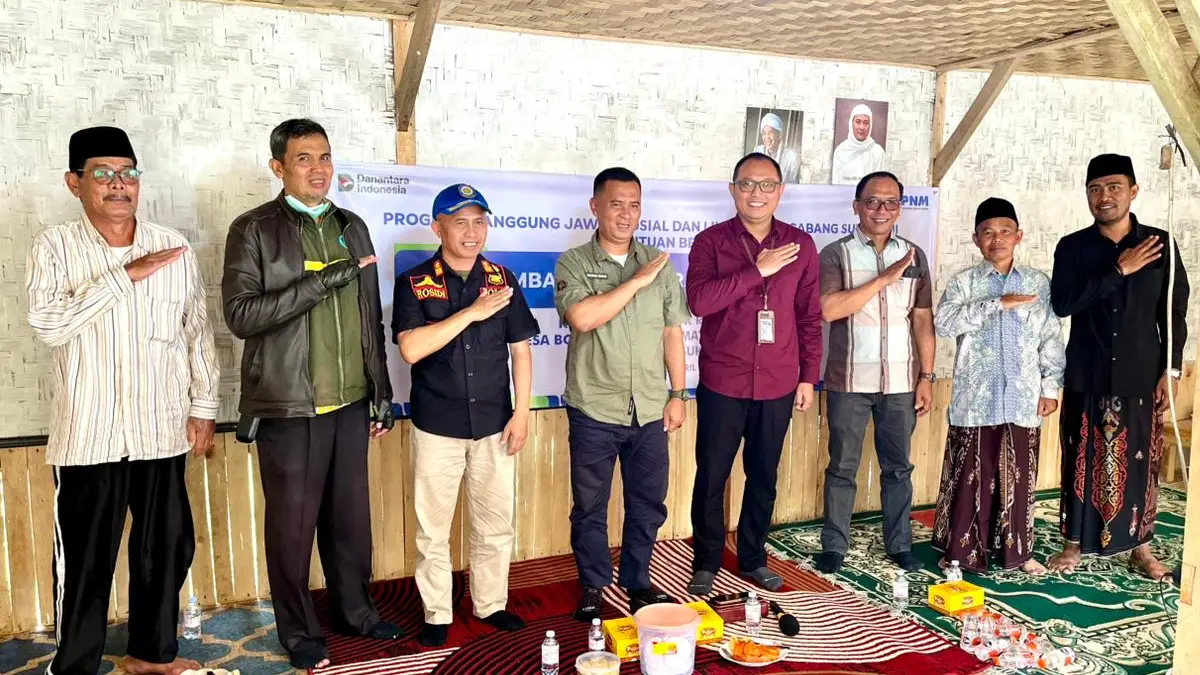 PT Permodalan Nasional Madani (PNM) melalui program PNM Peduli membangun fasilitas umum berupa MCK (Mandi, Cuci, Kakus) di Kecamatan Parakansalak Kabupaten Sukabumi Jawa Barat.