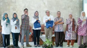 Kepala Distanhorti Jabar Dadan Hidayat bersama Tim P4W IPB University. (Sumber : IG Distanhorti Jabar)