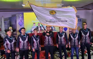 Ferry Supriyadi saat mengibarkan bendera pataka pasca ditetapkan sebagai Ketua BPC HIPMI Kabupaten Sukabumi periode 2026–2029. (Sumber Foto: Istimewa)