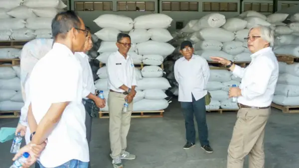 Kepala Distanhorti Jabar Dadan Hidayat saat melaksanakan kunjungan kerja ke UPTD Balai Benih Padi dan Palawija (BBPP), Rabu (8/4/2026) (Sumber : IG Distanhorti Jabar)