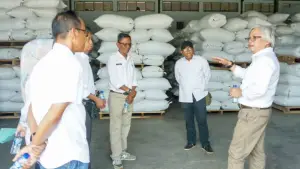 Kepala Distanhorti Jabar Dadan Hidayat saat melaksanakan kunjungan kerja ke UPTD Balai Benih Padi dan Palawija (BBPP), Rabu (8/4/2026) (Sumber : IG Distanhorti Jabar)