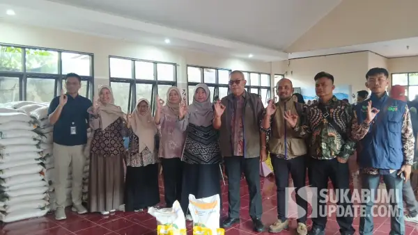 Kepala Bulog Cabang Cianjur, Yanto Nurdiyanto (ke empat dari kanan) dan jajaran saat penyaluran bantuan pangan di Kelurahan Cikundul, Kecamatan Lembursitu, Kota Sukabumi | Foto : Sukabumiupdate
