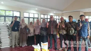 Kepala Bulog Cabang Cianjur, Yanto Nurdiyanto (ke empat dari kanan) dan jajaran saat penyaluran bantuan pangan di Kelurahan Cikundul, Kecamatan Lembursitu, Kota Sukabumi | Foto : Sukabumiupdate