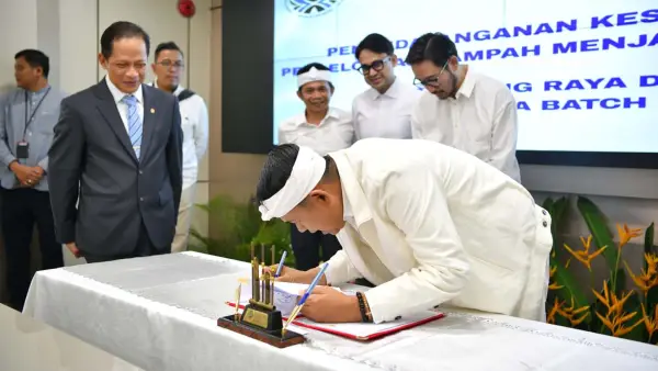 Dihadapan Menteri LH Hanif Faisol, Gubernur Jawa Barat Dedi Mulyadi (KDM) teken Kesepakatan Bersama tentang Penanganan Sampah Menjadi Energi Listrik. (Sumber Foto: Biro Adpim Pemprov Jabar)