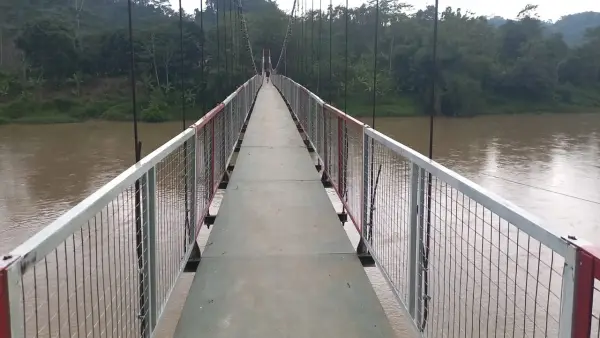 Jembatan gantung diatas Sungai Cibuni penghubung Desa Rambay, Tegalbuleud, Sukabumi, dan Desa Bojongkaso, Agrabinta, Cianjur, yang segera rampung | Foto Ragil Gilang