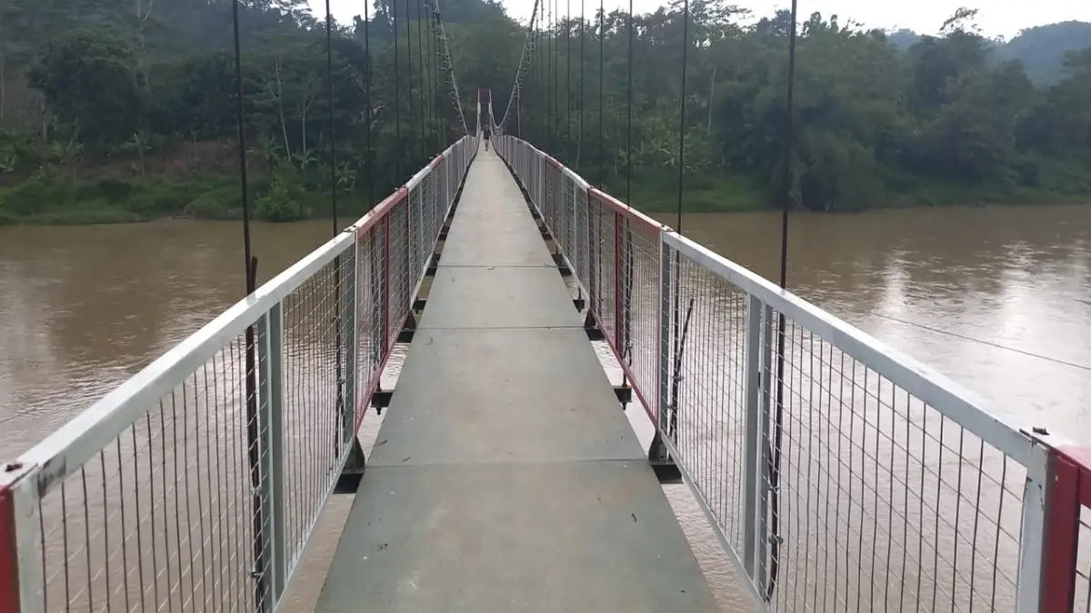 Setahun Terputus, Jembatan Sukabumi-Cianjur Sungai Cibuni Kembali Hidupkan Asa Asmara Warga