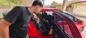 Petugas Unit Tipidter Sat Reskrim Polres Sukabumi saat menunjukan barang bukti puluhan galon dan jerigen yang digunakan pelaku untuk timbun Pertalite. (Sumber Foto: Dok. Polres Sukabumi)