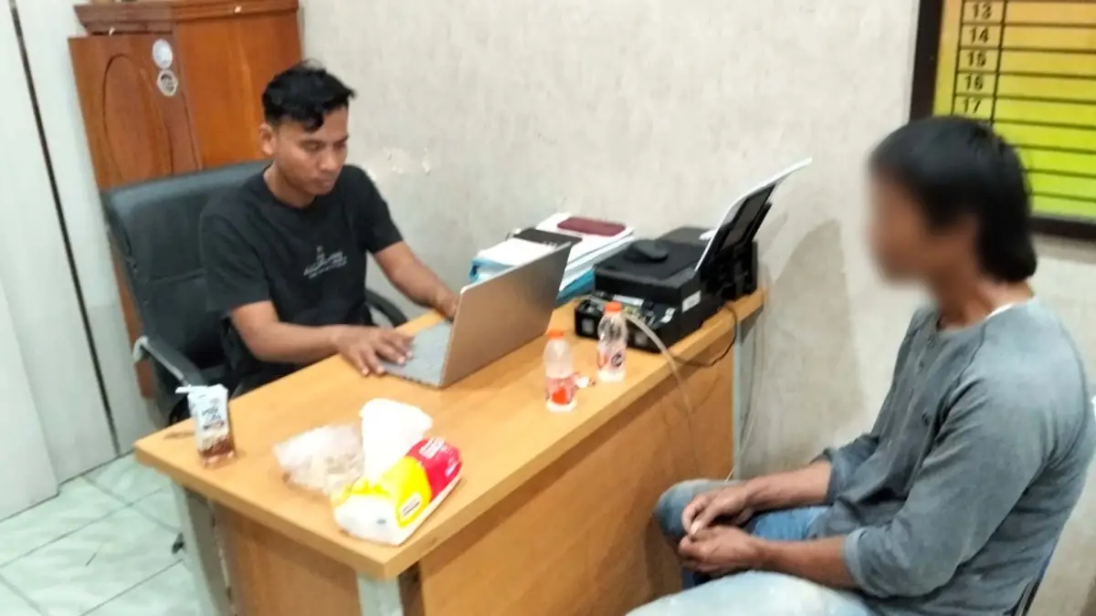 Petugas kepolisian saat memeriksa seorang pria berinisial M (52) yang diduga melakukan penimbunan BBM bersubsidi jenis Pertalite di Mapolres Sukabumi, Rabu (8/4/2026).