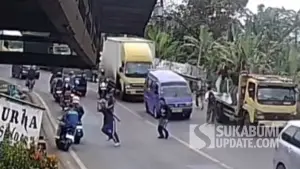 Rekaman CCTV yang memperlihatkan detik-detik gerombolan diduga pelajar serang pengendara di kawasan Jembatan Pamuruyan Cibadak Sukabumi. (Sumber Foto: Istimewa)