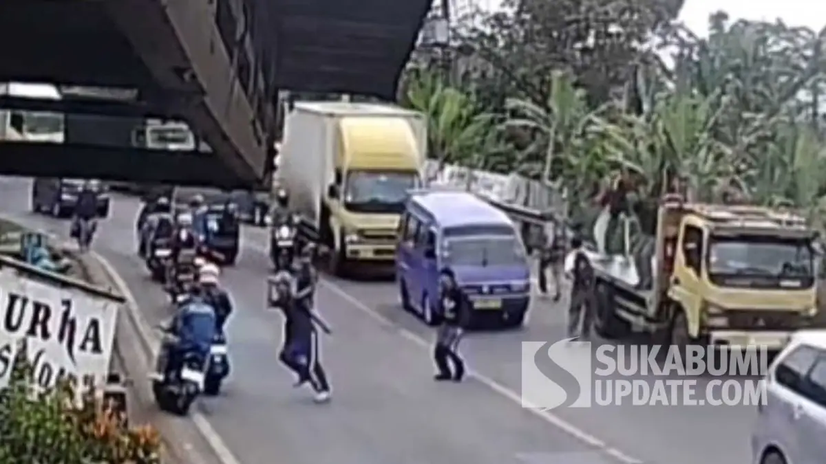 Terekam CCTV! Gerombolan Diduga Pelajar Serang Pemotor di Jembatan Pamuruyan Cibadak