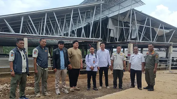 Satpol PP Sukabumi saat menyidak peternakan sapi yang berada di Cicurug Sukabumi. (Sumber : Dok Satpol PP).
