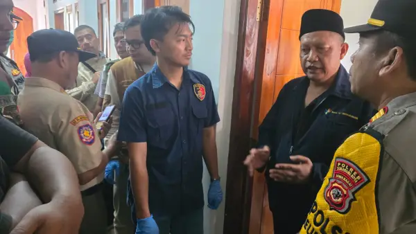 Polisi saat olah tempat kejadian perkara (TKP) di salah satu Ponpes di wilayah Kecamatan Cibeureum, Kota Sukabumi. Kamis (9/4/2026). (Sumber: Istimewa)