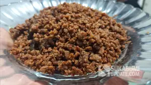 Galendo, olahan ampas kelapa dari proses pembuatan minyak tradisional, kini mulai sulit ditemukan di wilayah Pajampangan. (Sumber : SU/Ragil Gilang).