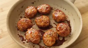 Resep Bola Ayam Jepang, Hidangan Juicy Smokey yang Bakal Disukai Anak-Anak (Sumber : Youtube | Devina Hermawan)