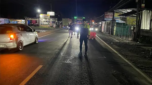 Polisi usai melakukan olah TKP Kecelakaan lalu lintas terjadi di Jalan Raya Sukabumi-Bogor, di Kampung Pangadegan RT 20/09, Desa Sundawenang, Kecamatan Parungkuda, Kabupaten Sukabumi, Kamis (9/4/2026). (Sumber : Istimewa.)