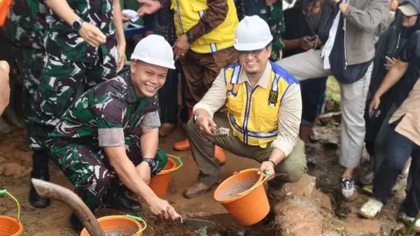 Kadisperkim Sukabumi Sendi Apriadi saat mengikuti peletakan batu pertama pembangunan Jembatan Garuda di Kecamatan Cimanggu. (Sumber Foto: Istimewa)