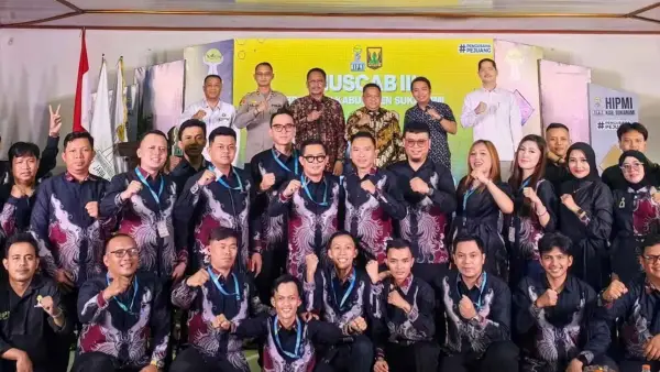 Ketua DPRD Budi Azhar Mutawali dan Bupati Asep Japar berfoto bersama pengurus BPC HIPMI Kabupaten Sukabumi. (Sumber Foto: Istimewa)