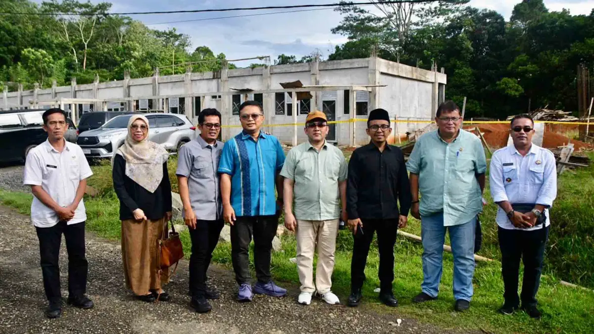 A Yamin (kedua dari kanan) bersama sejumlah Anggota Komisi V DPRD Jabar saat meninjau lokasi pembangunan SMAN 1 Cibitung.