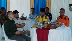 Kepala DPMD Kabupaten Sukabumi, Samsul Bahri (kiri) saat menghadiri peletakan batu pertama Jembatan Garuda di Kecamatan Cimanggu, Kamis (9/4/2026). (Sumber Foto: Dok. DPMD)