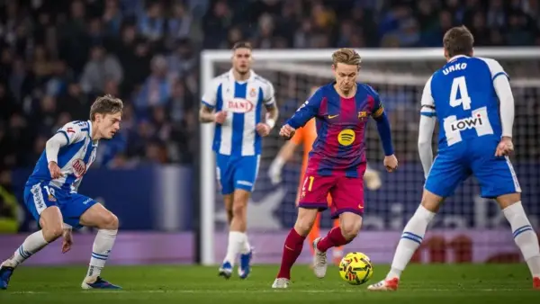 Aksi Frenkie de Jong saat membela Barcelona menghadapi Espanyol. (Sumber: web/fcbarcelona.com)