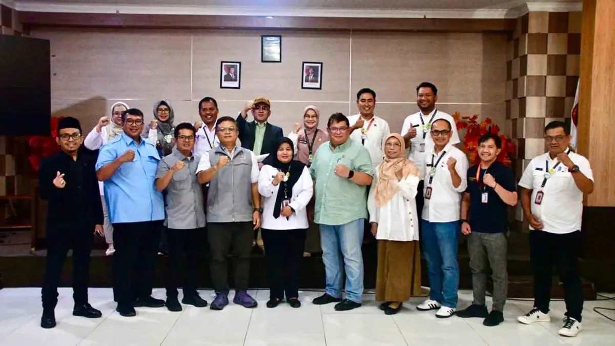 Anggota Komisi V DPRD Jabar saat berfoto bersama jajaran direksi RSUD Jampangkulon Sukabumi.
