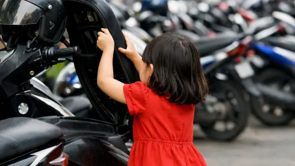 Ilustrasi AI. Anak kecil di Kota Sukabumi diduga kecanduan hisap BBM (Sumber: copilot)