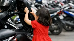 Ilustrasi AI. Anak kecil di Kota Sukabumi diduga kecanduan hisap BBM (Sumber: copilot)