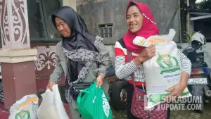 Kceriaan warga saat menerima bantuan pangan di Kelurahan Cikundul, Kota Sukabumi, Kamis (9/4/2026) | Foto : Sukabumiupdate
