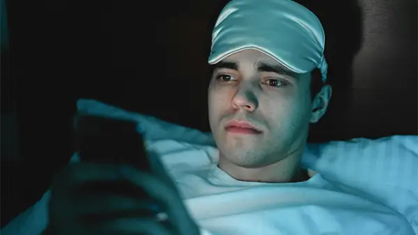 Ilustrasi - Kebiasaan Sepele Seperti Main HP Usai Bangun Tidur Bisa Bikin Stres. (Sumber : pexels.com/@SHVETS production).