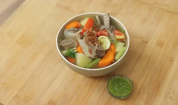 Resep Sup Iga Sapi Kuah Bening, Hidangan Hangat untuk Keluarga di Rumah (Sumber : Youtube | Devina Hermawan)