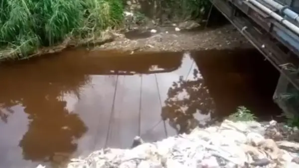 kondisi sungai Ciangsana di Cikembar Sukabumi yang viral dan berubah warna. (Sumber: Istimewa)