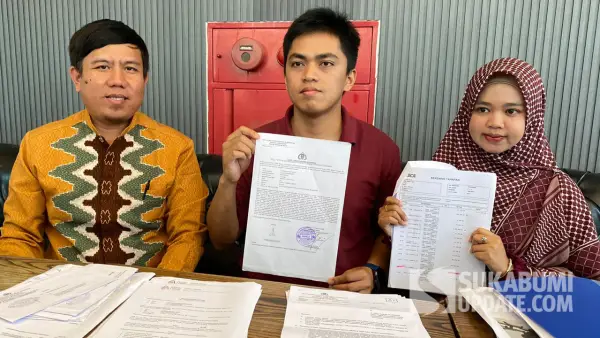 Pasutri asal Cisaat (Ahmad Abdur Rauf (30) dan istrinya, Indah Febriani) korban investasi bodong didampingi kuasa hukumnya, Sugiri Jafar. (Sumber: SU/Asep Awaludin)