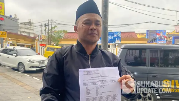 Firman Alamsyah Abdi Negara, saat menunjukkan bukti pelaporan polisi. (Sumber: SU/Asep Awaludin)