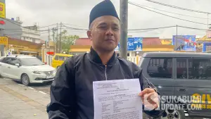Firman Alamsyah Abdi Negara, saat menunjukkan bukti pelaporan polisi. (Sumber: SU/Asep Awaludin)