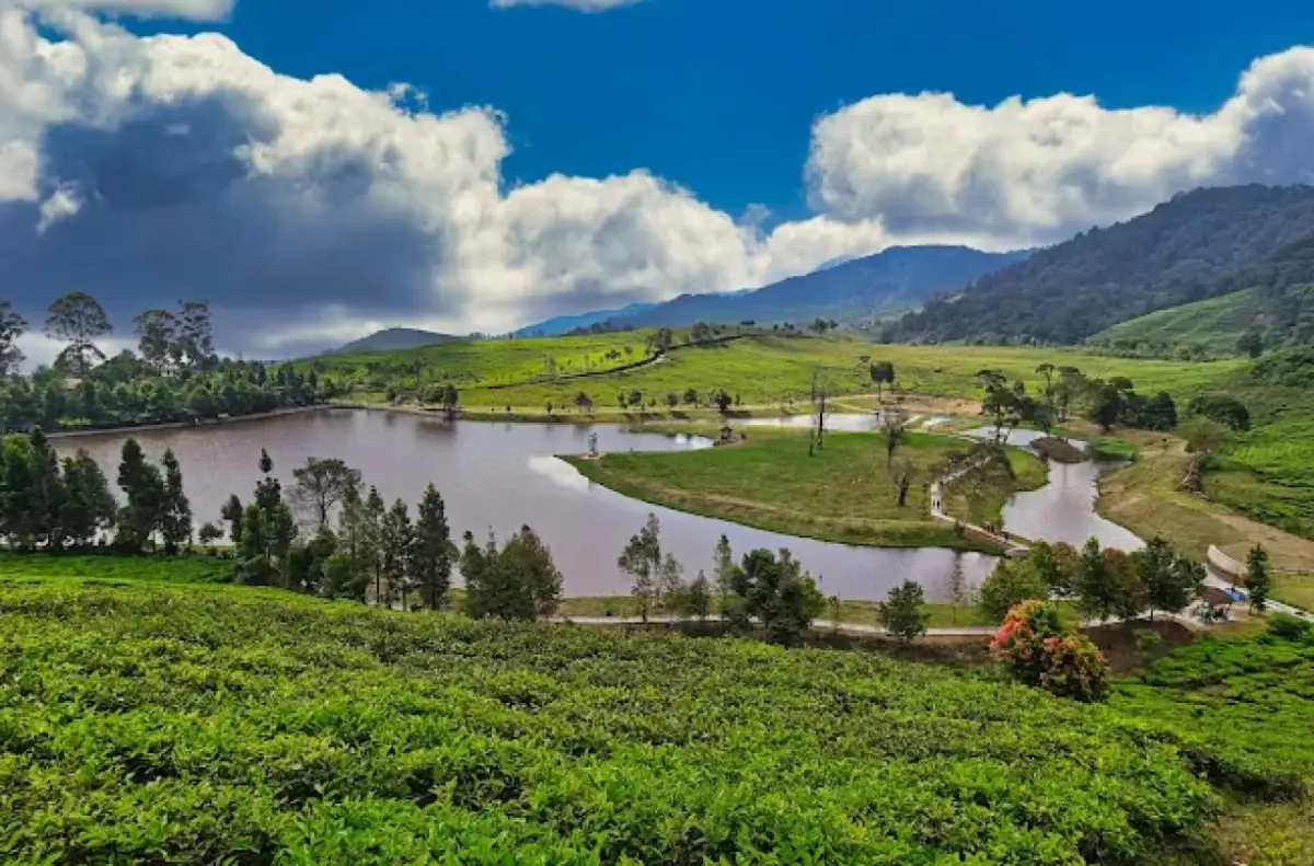 Lagi Cari Tempat Healing? Ini 9 Rekomendasi Danau Terindah di Jawa Barat