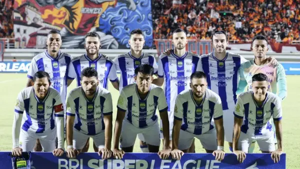 Skuad Persib Bandung saat menghadapi Borneo FC di Super League. (Sumber: web/persib.co.id)