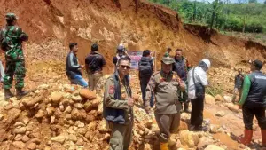 Penutupan lokasi tambang ilegal di Lengkong Kabupaten Sukabumi (Sumber: dok satpol pp)