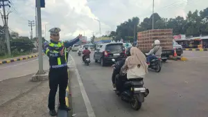 Kanit Turjawali Satlantas Polres Sukabumi, Iptu M. Yanuar Fajar saat mengatur arus lalin di kawasan Exit Tol Parungkuda, Sabtu (11/4/2026) sore. (Sumber Foto: Istimewa)